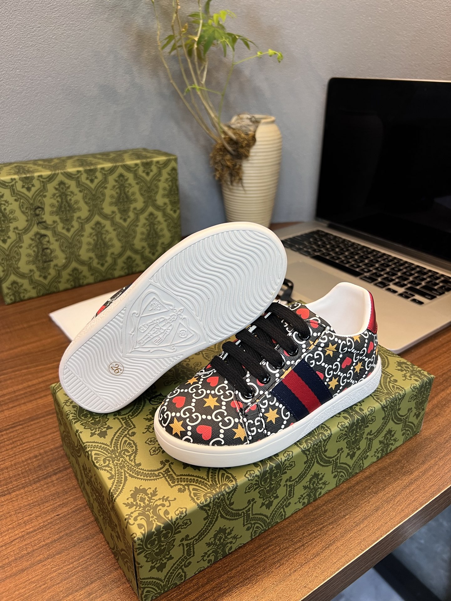 Children's shoes child